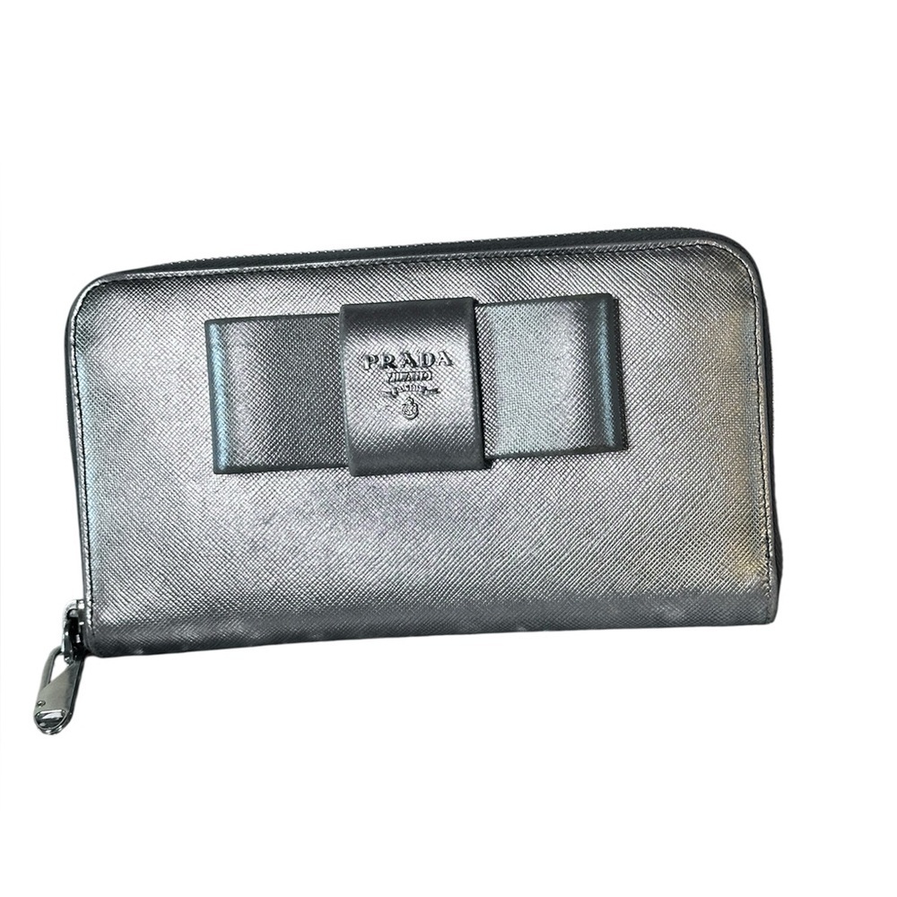 Prada Saffiano Lux Leather Bow Continental Wallet in very good condition.